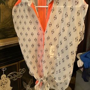 Small dressy shirt, toes in front